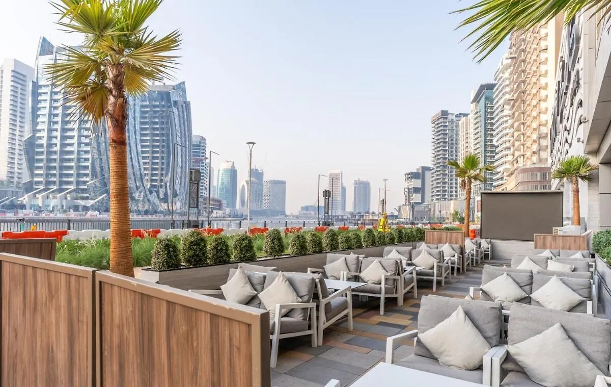 Cozy 1Br W & Infinity Pool, Gym, Canal & Burj Views Dubaj 0*,