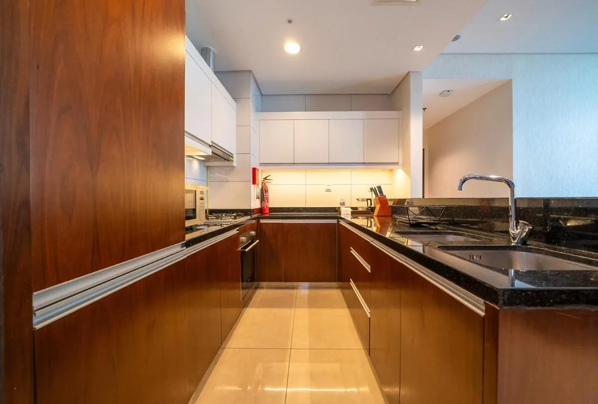 Cozy 1Br W & Infinity Pool, Gym, Canal & Burj Views Dubaj Apartmán