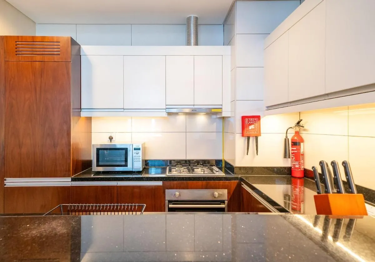 Cozy 1Br W & Infinity Pool, Gym, Canal & Burj Views Dubaj Apartmán