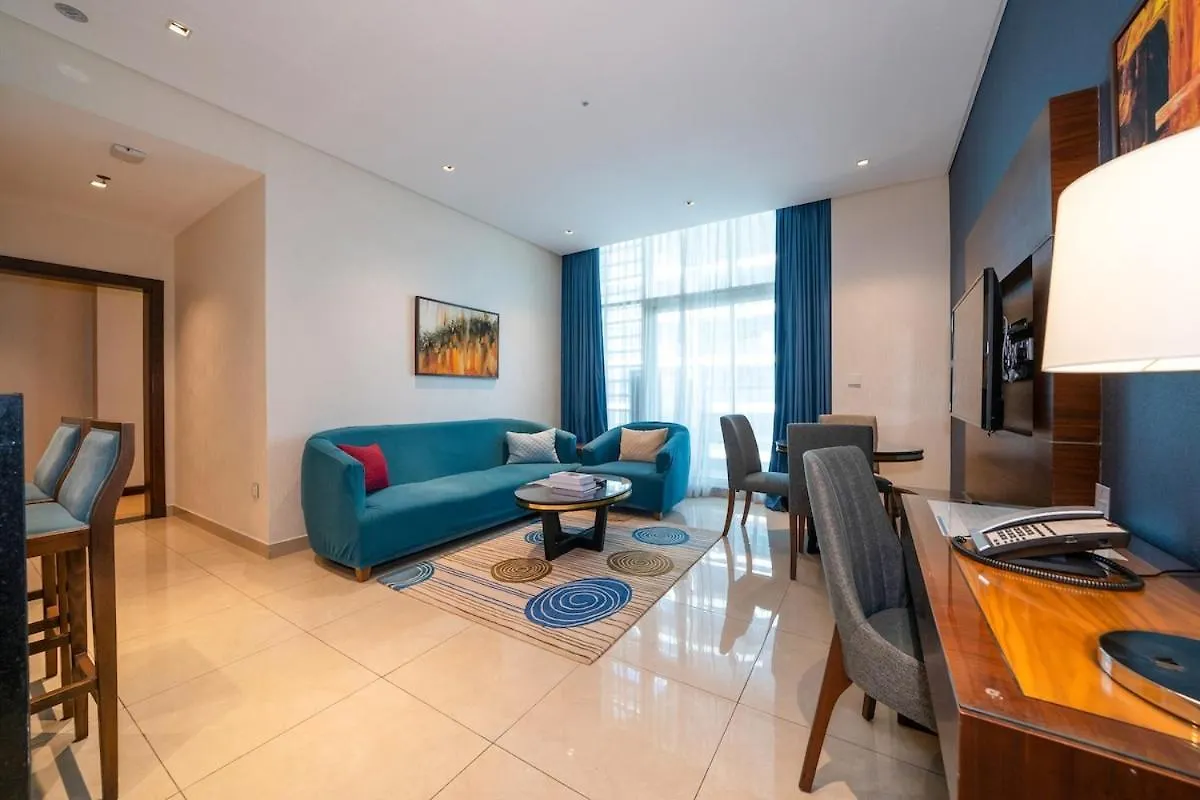 Cozy 1Br W & Infinity Pool, Gym, Canal & Burj Views Dubaj Apartmán