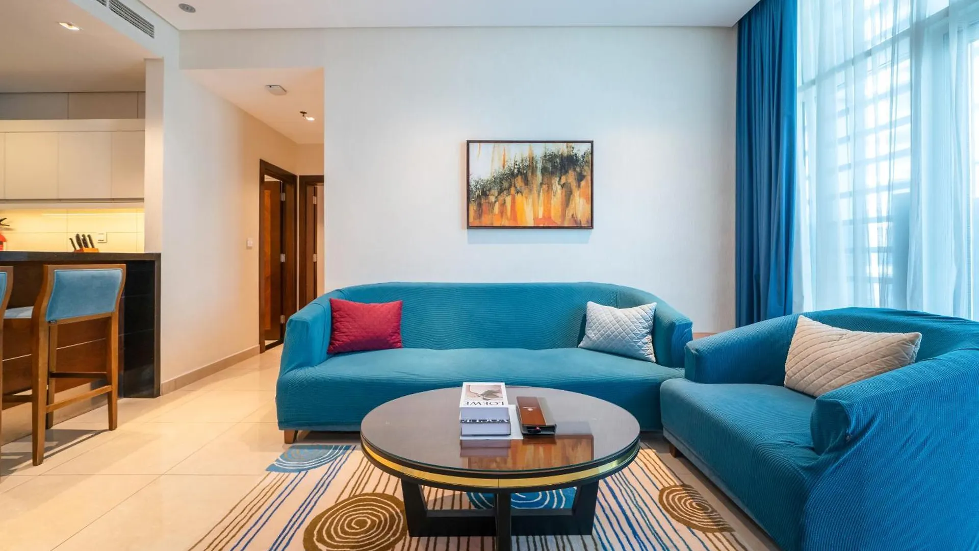 Cozy 1Br W & Infinity Pool, Gym, Canal & Burj Views Dubaj