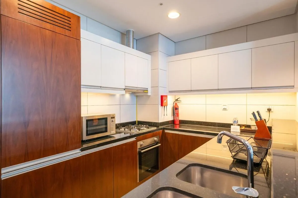 Apartment Cozy 1Br W & Infinity Pool, Gym, Canal & Burj Views Dubai