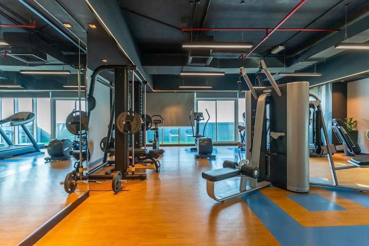 Cozy 1Br W & Infinity Pool, Gym, Canal & Burj Views Dubai Apartment