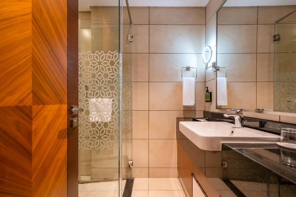 Cozy 1Br W & Infinity Pool, Gym, Canal & Burj Views Dubai Apartment