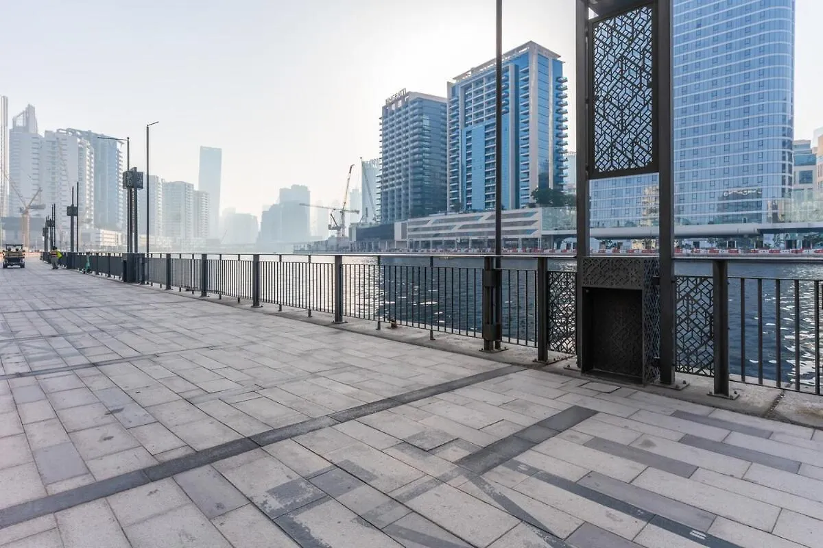 Cozy 1Br W & Infinity Pool, Gym, Canal & Burj Views Dubai Apartment