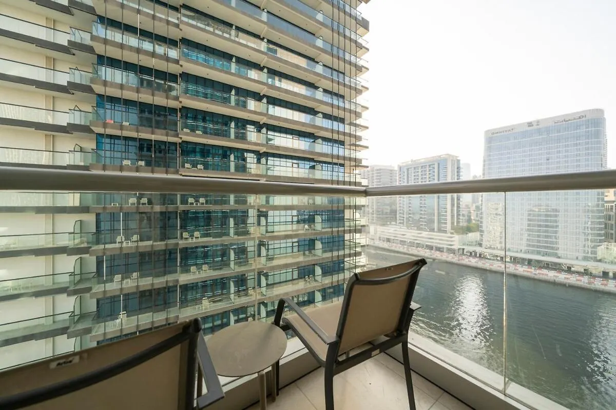 Cozy 1Br W & Infinity Pool, Gym, Canal & Burj Views Dubai