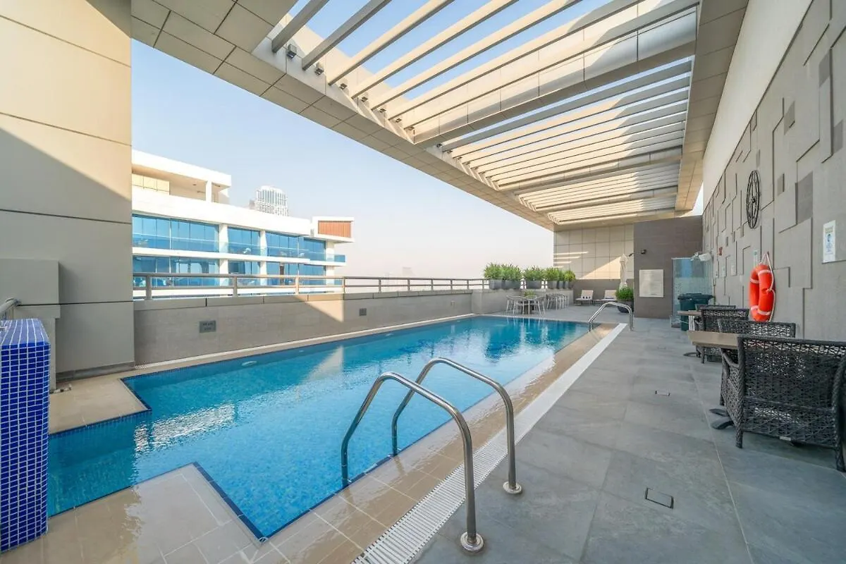 Cozy 1Br W & Infinity Pool, Gym, Canal & Burj Views Dubai